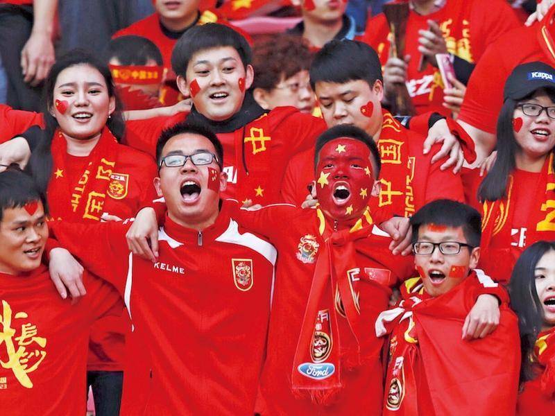 第39分钟，恰尔汗奥卢任意球打门被人墙挡出底线。